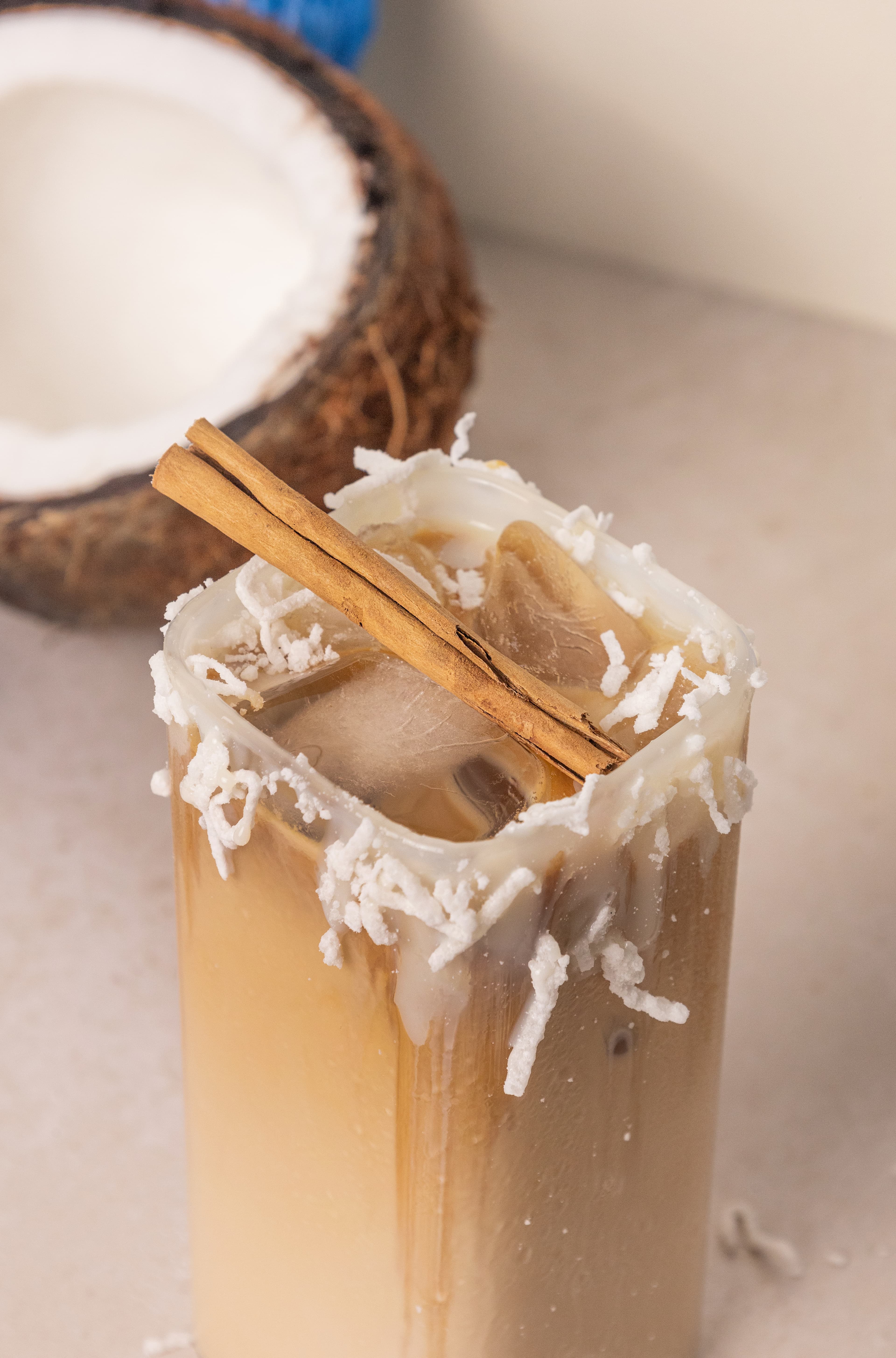 Cold brew CHALE servido en coco con canela
