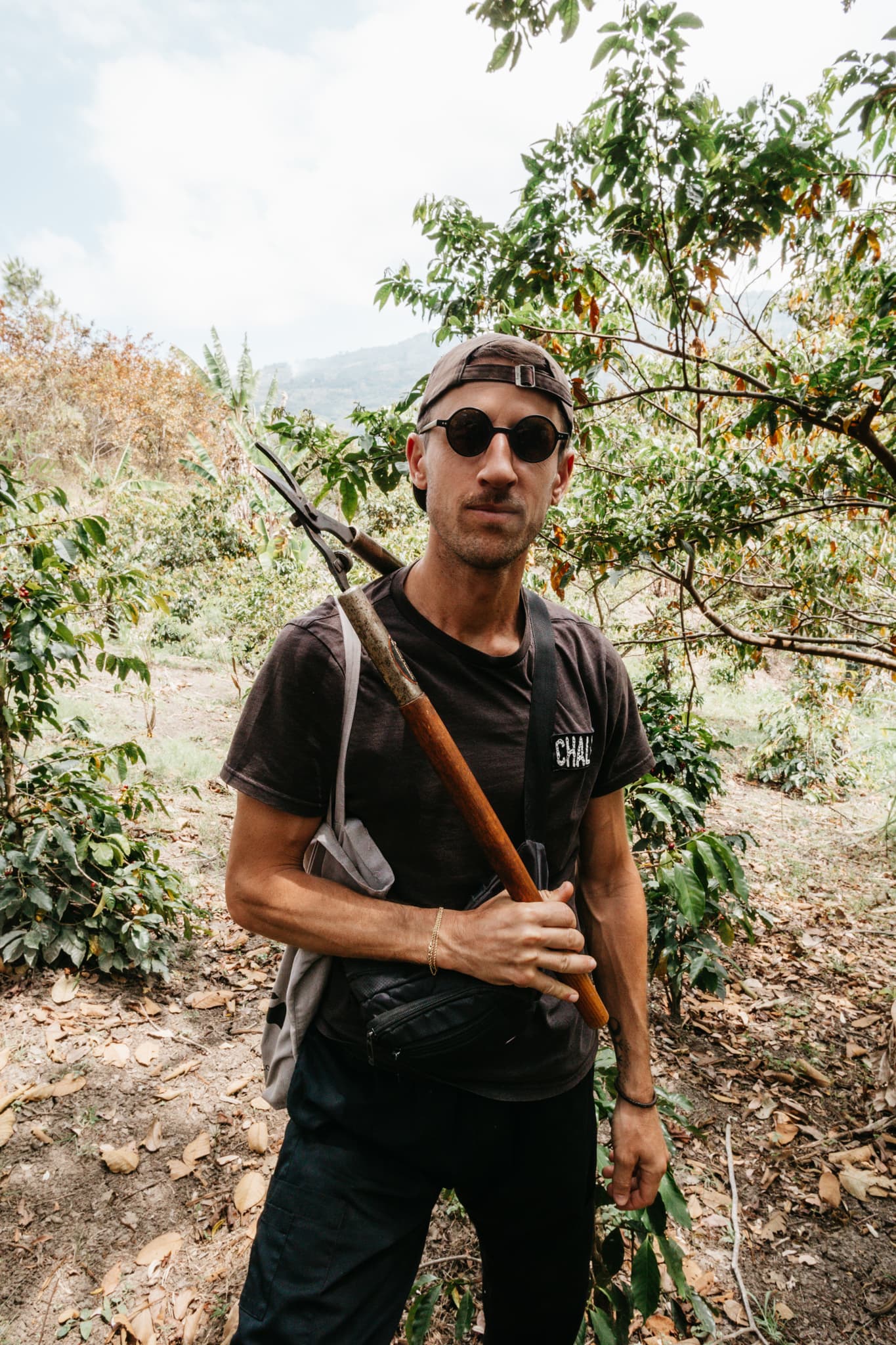 Fundador de CHALE en la finca de café
